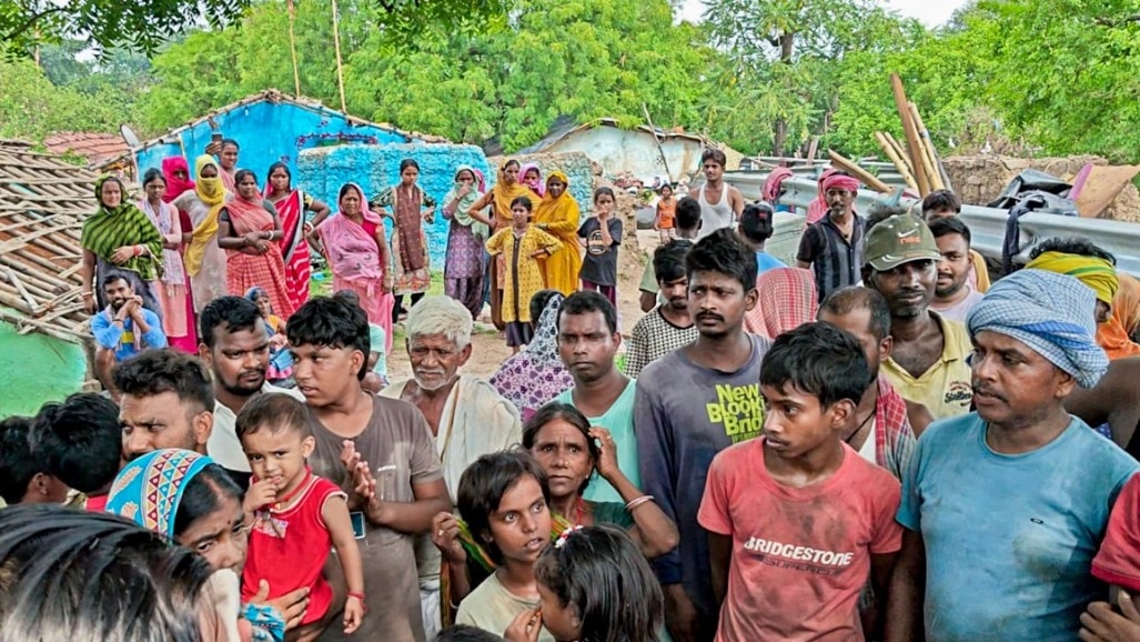 पश्चिम बंगाल के आसनसोल में रेलवे क्वार्टर इलाके में अतिक्रमण हटाया गया