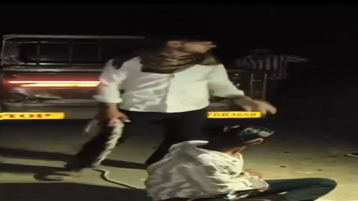 युवती से मिलने पहुंचे युवक को ग्रामीणों ने पकड़ा. (Photo: Screengrab)