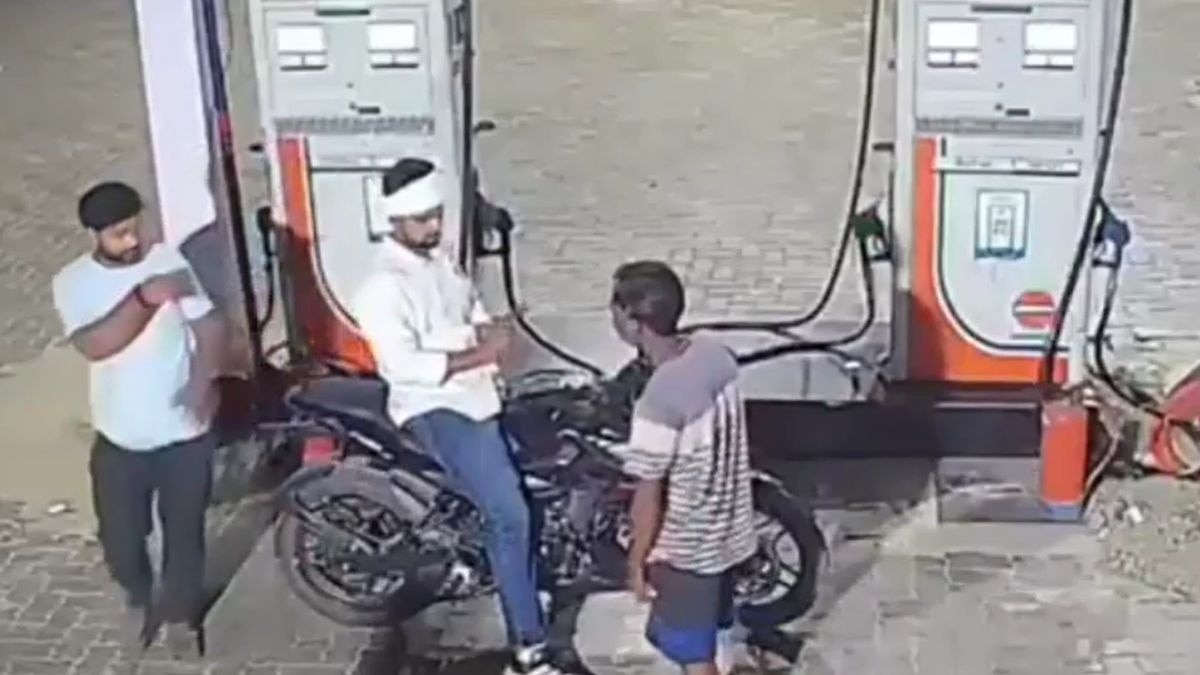 बंदूक लेकर फ्री में पेट्रोल भरवाने पहुंच गए दो युवक, पुलिस ने पकड़ा तो गायब हो गया भौकाल, Video