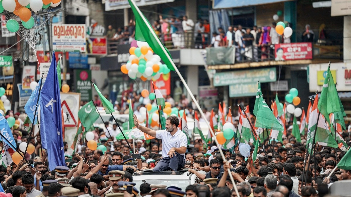 वायनाड में राहुल गांधी की रैलियों में जब मुस्लिम लीग के झंडे लहराए तो भाजपा के डर से कांग्रेस असहज हो गई थी.