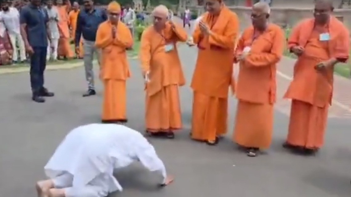 बेलूर मठ के संतों के सामने नतमस्तक सीएम शुभेंदु (Photo: Screen grab)