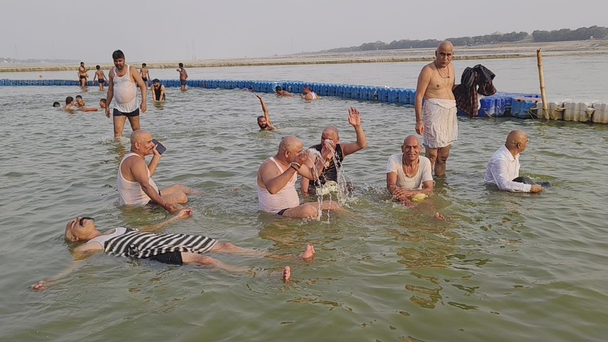 घरों से निकलने से भी बच रहे लोग. (Photo: ITG)