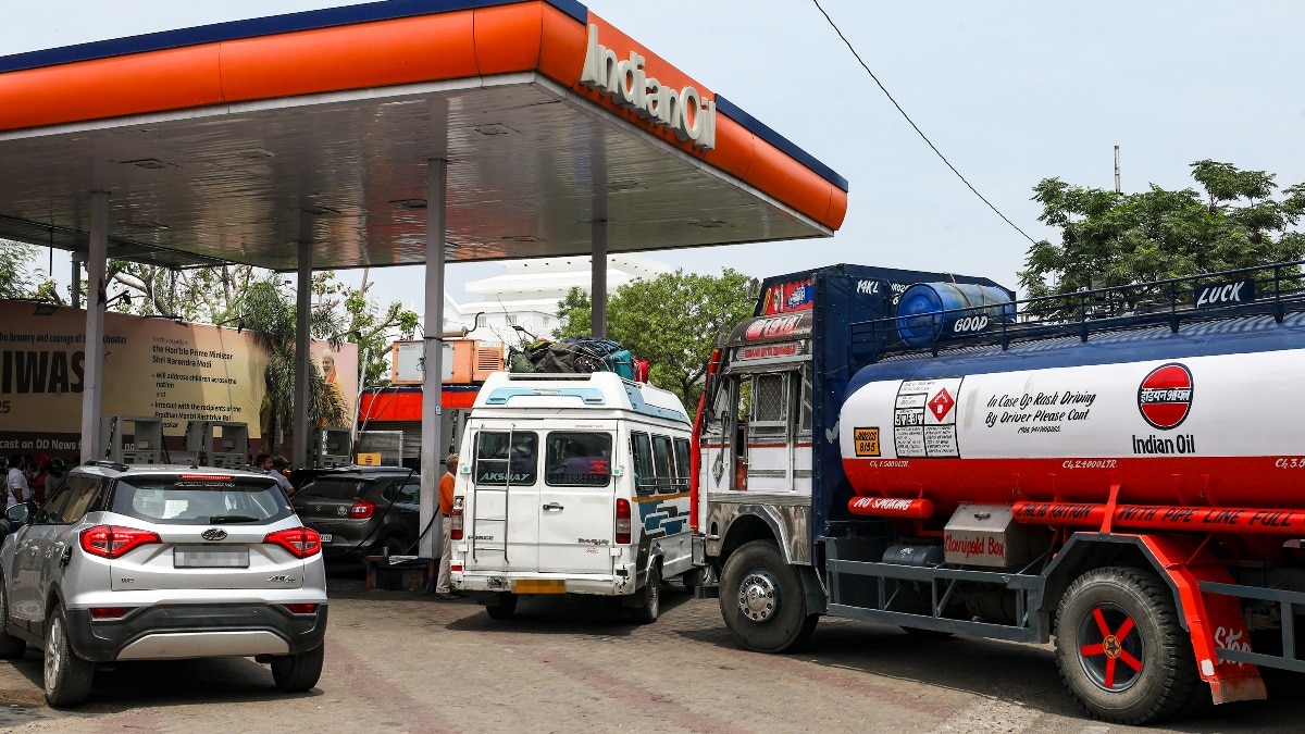 ऑयल कंपनियों पर सीमित बिक्री और सप्लाई रोकने की चेतावनी. (Photo: PTI )