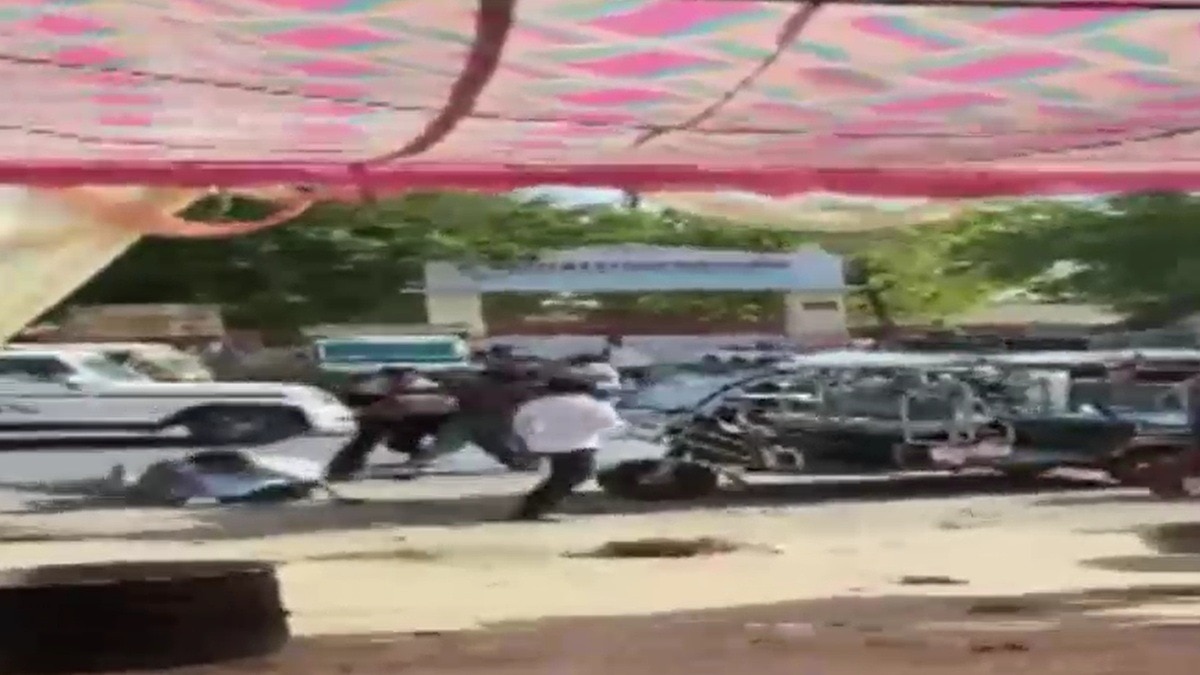 दो पक्षों में जमकर हुई मारपीट. (Photo: Screengrab)