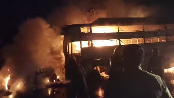 हादसे का शिकार होने के बाद बस में आग लग गई.