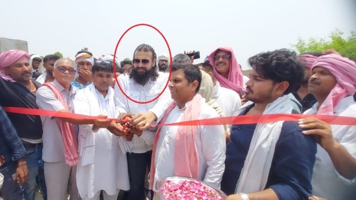 मऊ में सपा के मंच पर दिखे अब्बास अंसारी (Photo- ITG) 