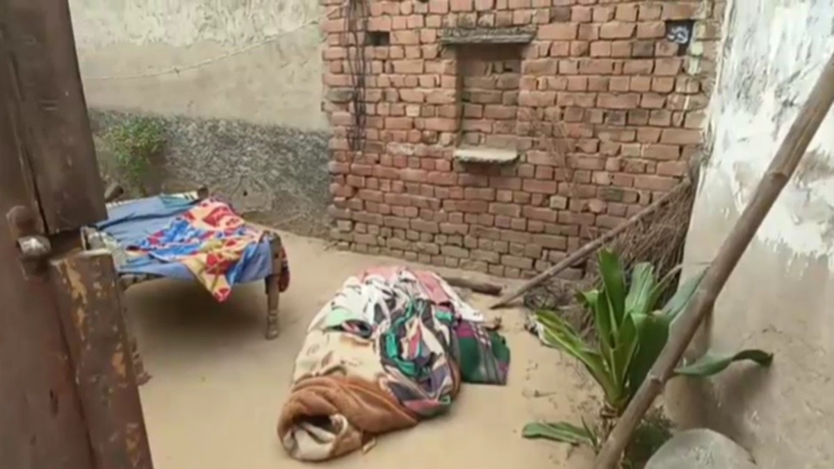 मां को डंडों ले पीटकर ले ली जान, खुद कूद गया कुएं में (Photo: itg)