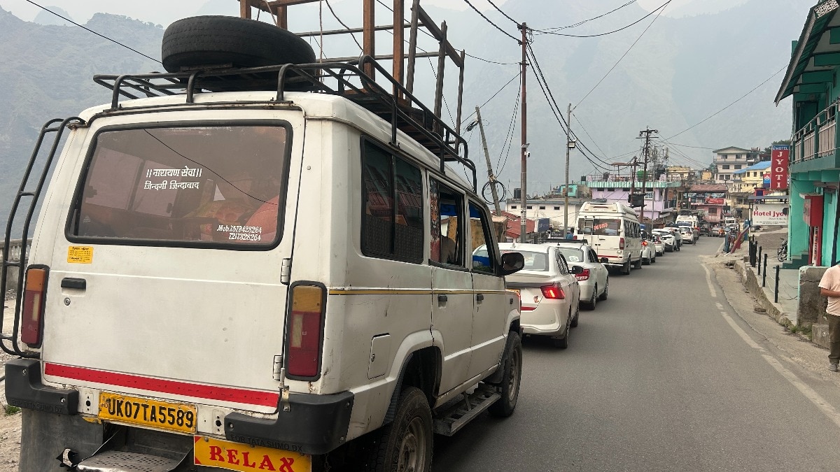 जोशीमठ में सात किलोमीटर लंबा जाम लग गया है