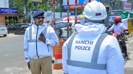 गर्मी में ट्रैफिक पुलिस को मिली ‘AC जैकेट’, पावर बैंक से चलती है
