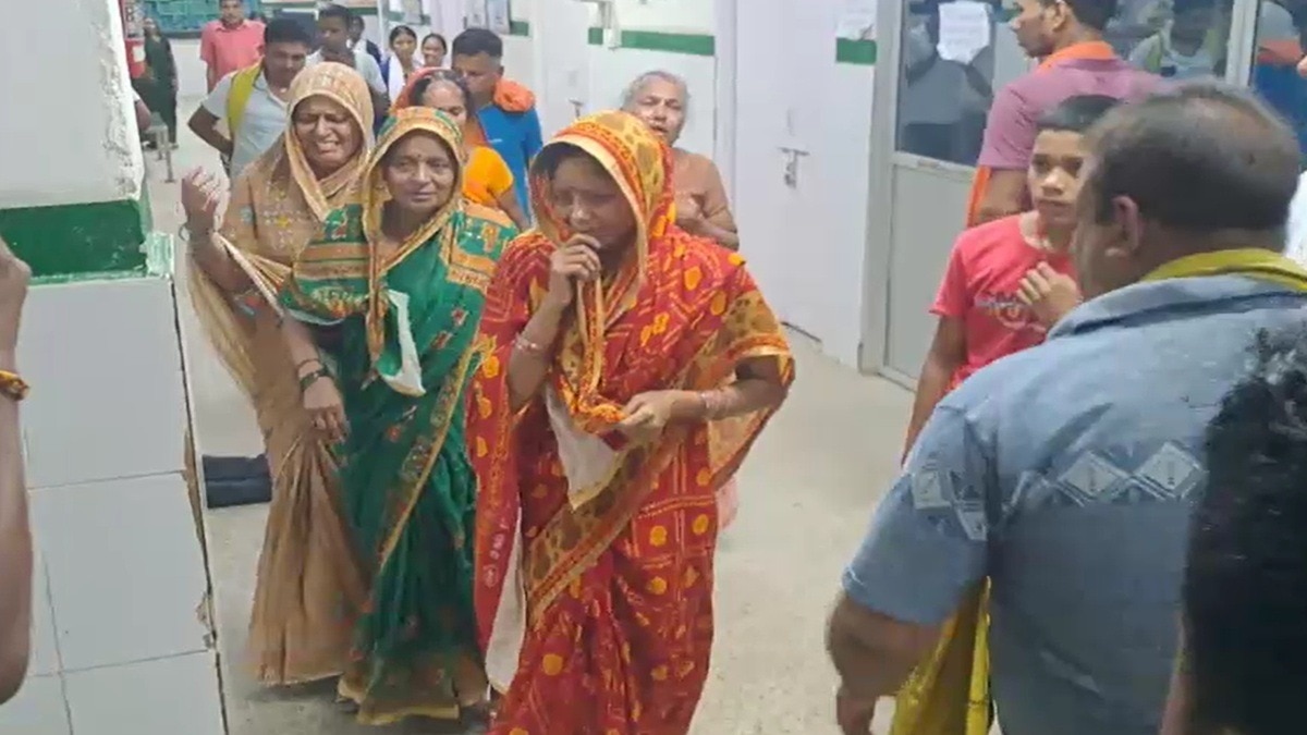 युवक की मौत के बाद रोते-बिलखते परिजन. (Photo: Screengrab)