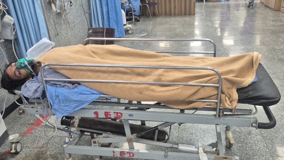 अस्पताल में भर्ती आरोपी. (Photo: Arvind Ojha)