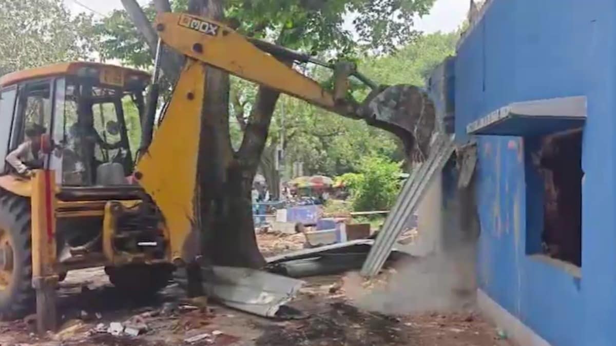 बंगाल में बुलडोजर एक्शन जारी... अब SAIL की जमीन पर बना TMC नेता का दफ्तर ध्वस्त - bengal bjp bulldozer action illegal constructions tmc office demolition burnpur ntc drmt - AajTak