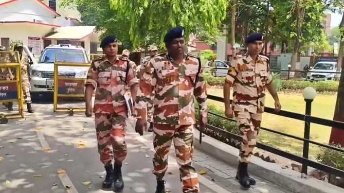 ITBP officers arrive at the Kanpur Police Commissioner's office (Photo: ITG)