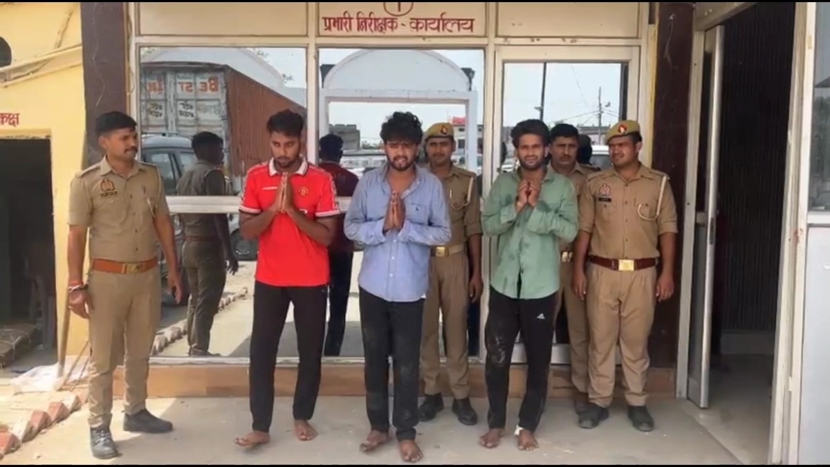 पुलिस ने तमंचा और बुलेट बाइक बरामद की.(Photo: Uday Gupta/ITG)