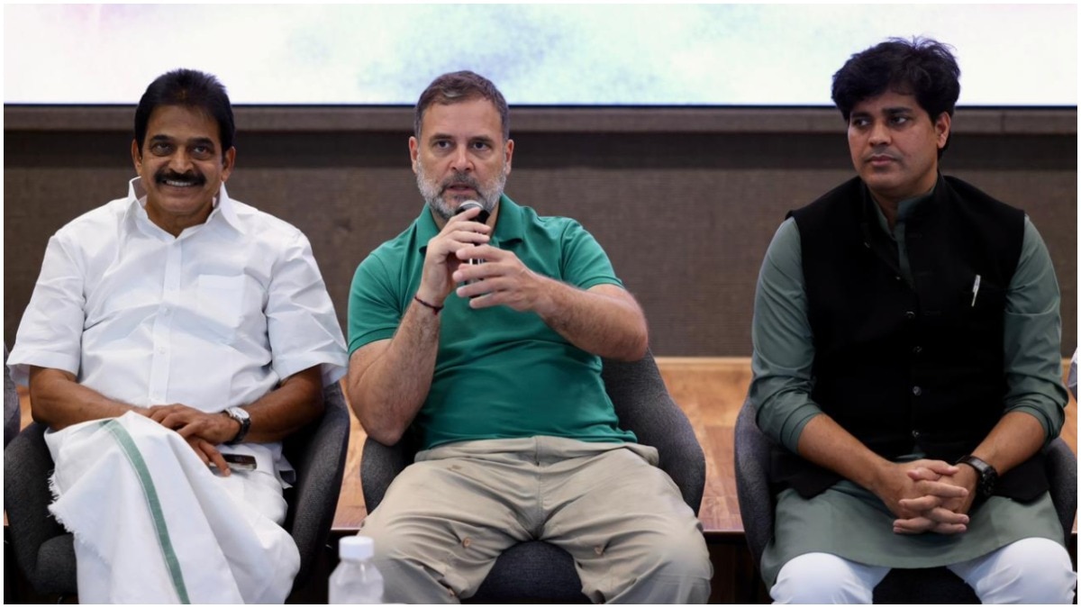  कांग्रेस की अल्पसंख्यक सलाहकार समिति की बैठक में बोलते राहुल गांधी. (Photo: X/@INCIndia)