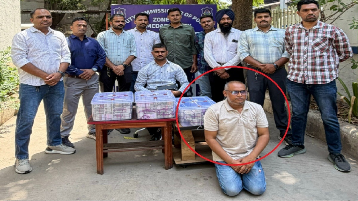 पुलिस गिरफ्त में आरोपी, जिसने बैंक से की चोरी. (Photo: Screengrabs) 