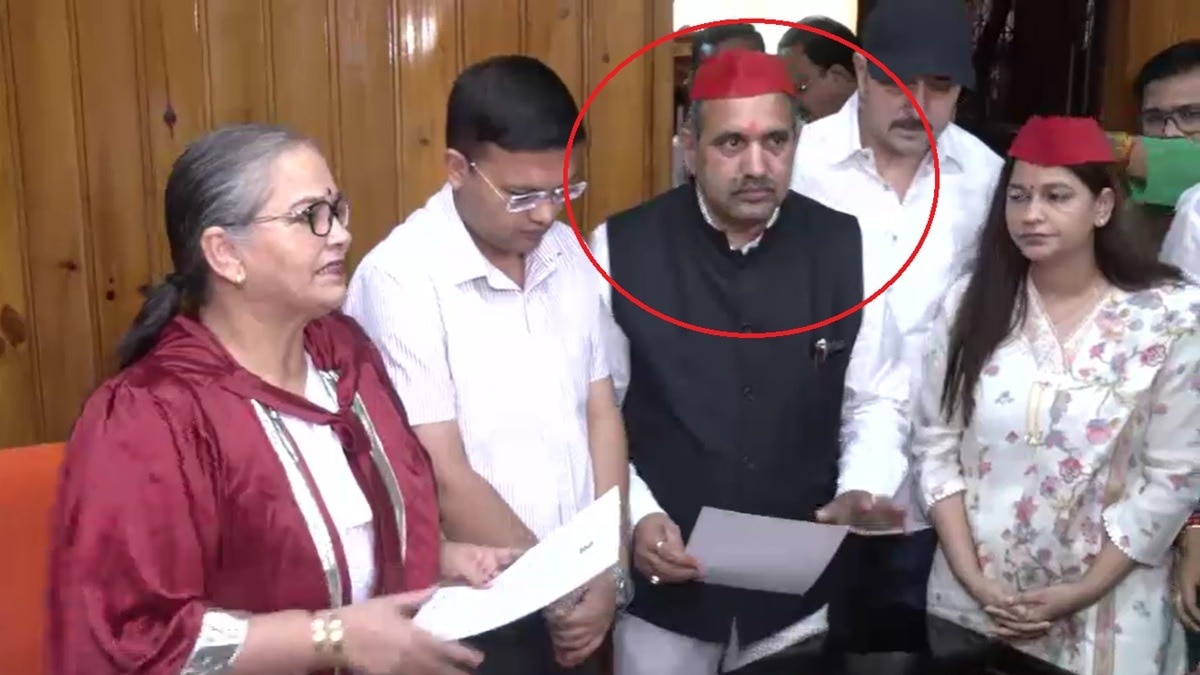 मेयर के साथ मौजूद पार्षद ललित किशोर तिवारी. (Photo: Screengrabs)