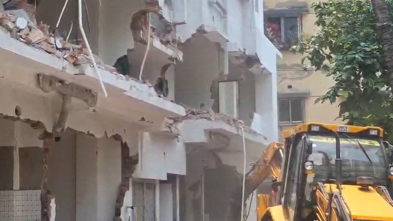बंगाल के बेलियाघाटा में बुलडोजर एक्शन. (Photo: ITG)