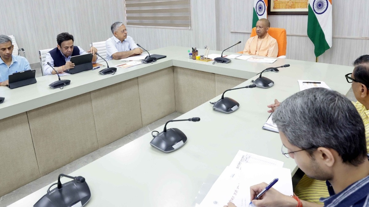 सीएम योगी ने बिजली उत्पादन क्षमता बढ़ाने के लिए कहा. (Photo- ITGD)