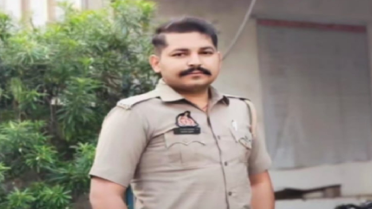 रील बनाने के आरोप में निलंबित पुलिसकर्मी. (Photo: Screengrabs)
