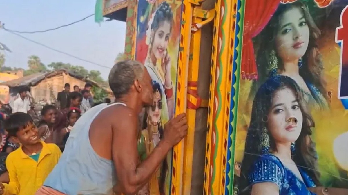 कुछ लोगों ने ये हरकत कैमरे में रिकॉर्ड कर ली. Photo ITG