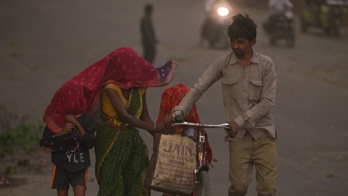 दिल्ली की तरफ बढ़ रहा है राजस्थान का रेतीला अंधड़ (Photo: PTI)