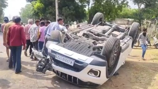 पहले बाइक को उड़ाया, फिर बुजुर्ग को कुचला.(Photo: Screengrab)