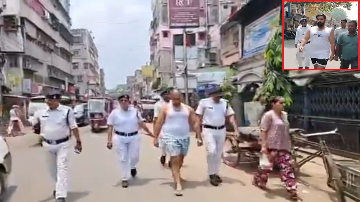 हावड़ा के डॉन आकाश सिंह की दाढ़ी-मूंछ मुंडवाकर पुलिस ने कच्छा-बनियान में परेड कराया. (Photo: ITG)