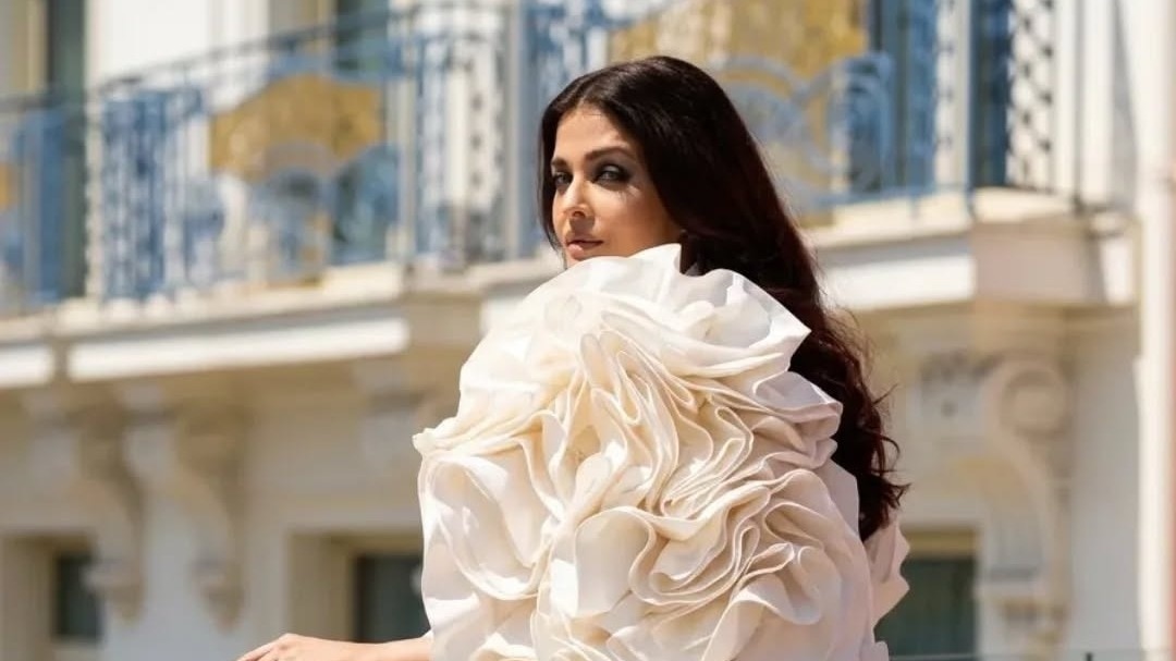 कंधे पर गुलाब-दिलकश अदाएं, Cannes में ऐश्वर्या राय ने उड़ाया गर्दा, ड्रामेटिक लुक पर टिकी दुनिया की निगाहें