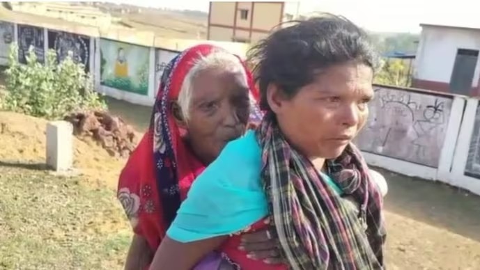ऊबड़-खाबड़ रास्तों से गुजरने को मजबूर ग्रामीण (Photo: Screengrab)