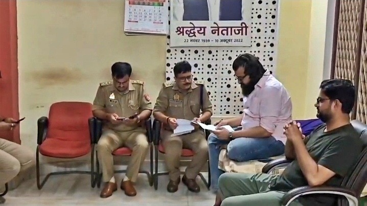 विधायक अब्बास अंसारी के आवास पर पुलिस के अधिकारी (Photo- ITG)
