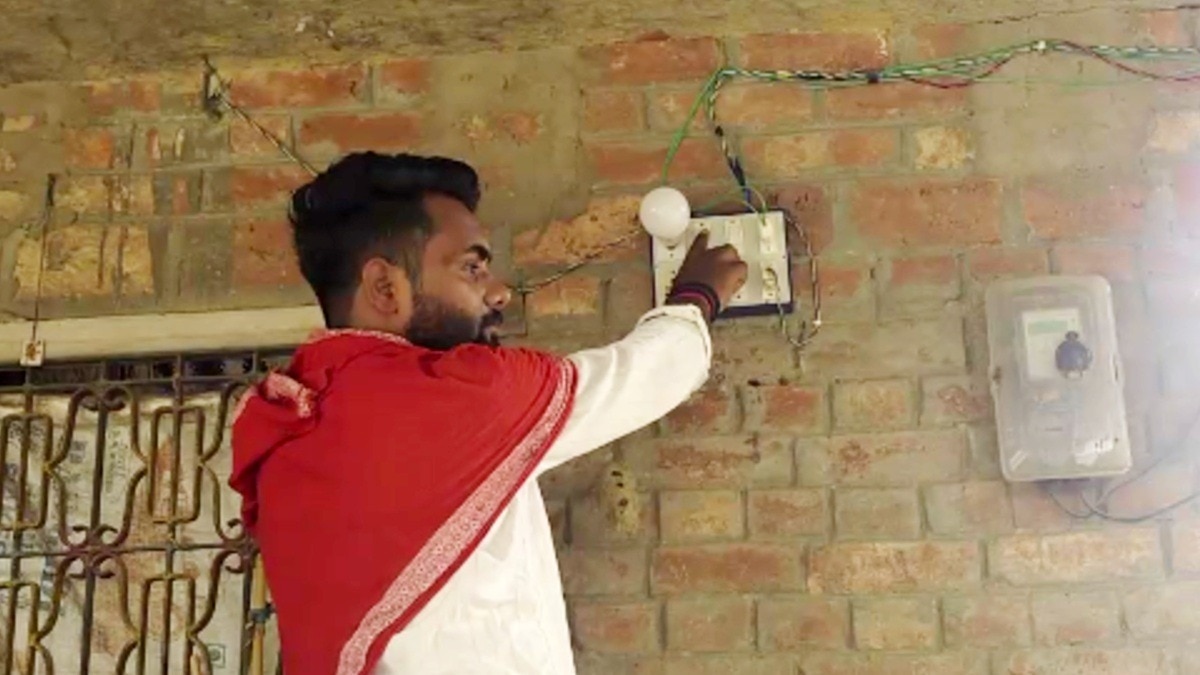 चंदौली में भीषण गर्मी में घंटों गुल रही बिजली.(Photo:ITG)