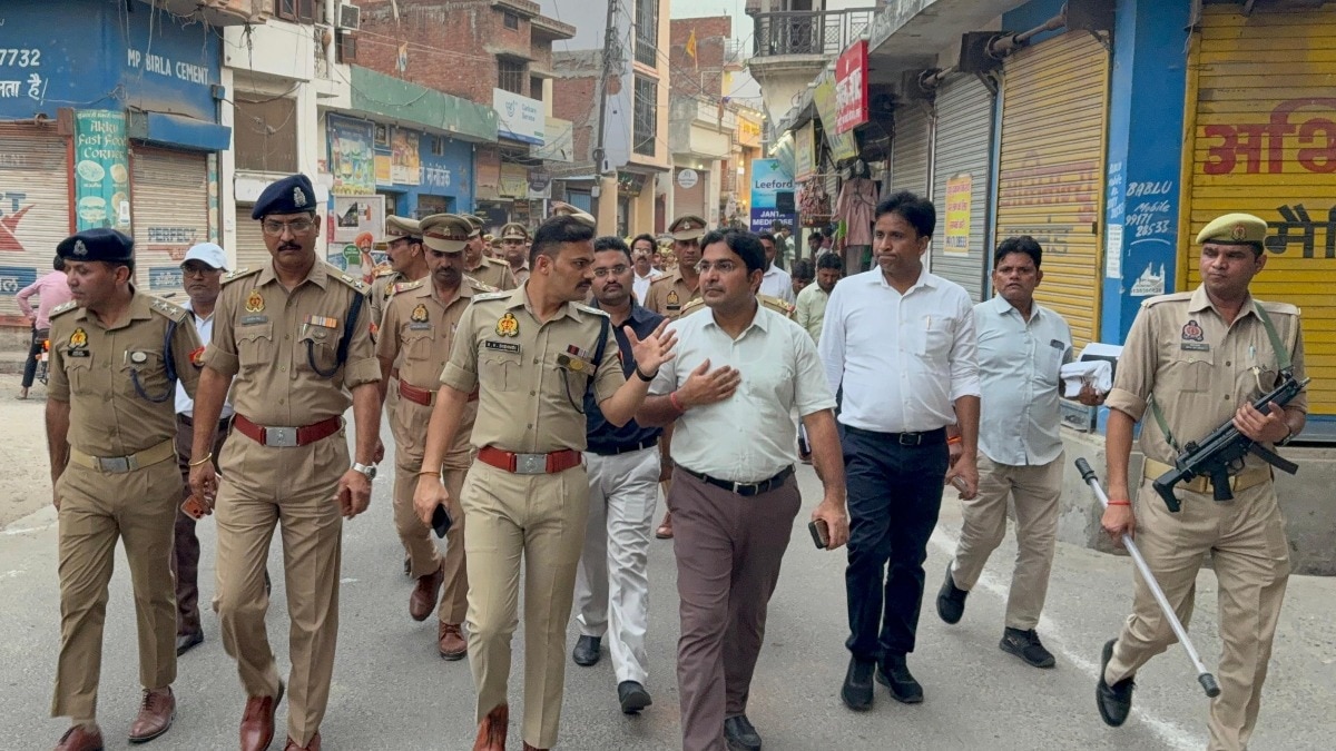 संभल में बकरीद से पहले डीएम और एसपी ने पैदल मार्च किया (Photo: ITG)