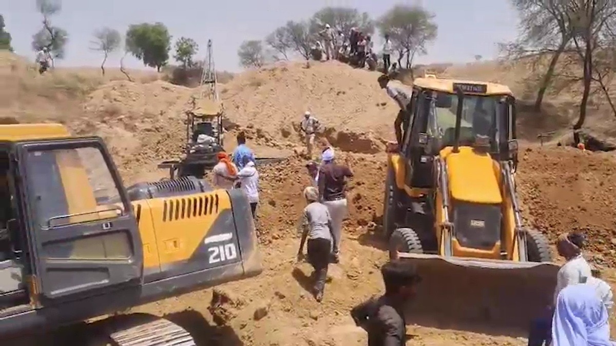 6a1566489f9f6-panna-major-tragedy-under-construction-well-collapses-5-dead-26221136-16x9.jpg