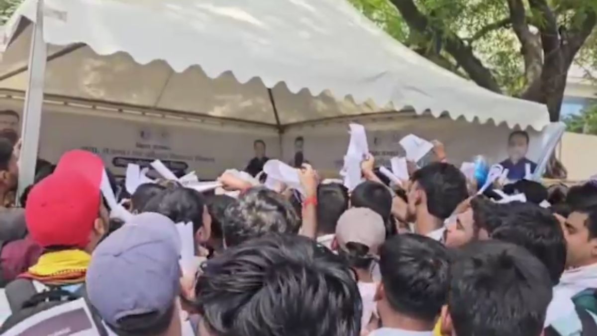 पटना में सरकारी नौकरी के लगी युवाओं की भीड़. 