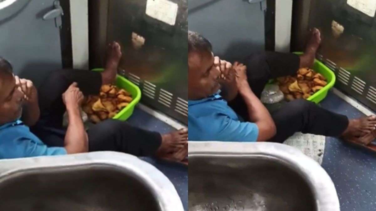 ट्रेन में समोसे पर पैर रखकर बैठा वेंडर, आप भी खाते हैं तो देखें Video