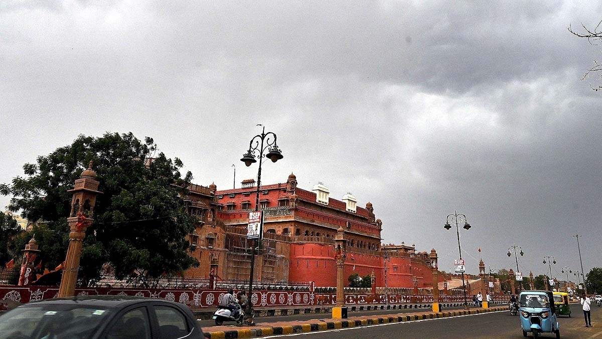 बीकानेर में हाल ही तेज बारिश हुई थी. ये तस्वीर उसी समय की है. (Photo: PTI)