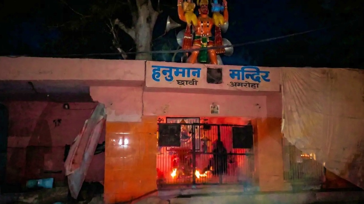बेकाबू वाहन अमरोहा में मंदिर में घुसा (Photo- Screengrab)