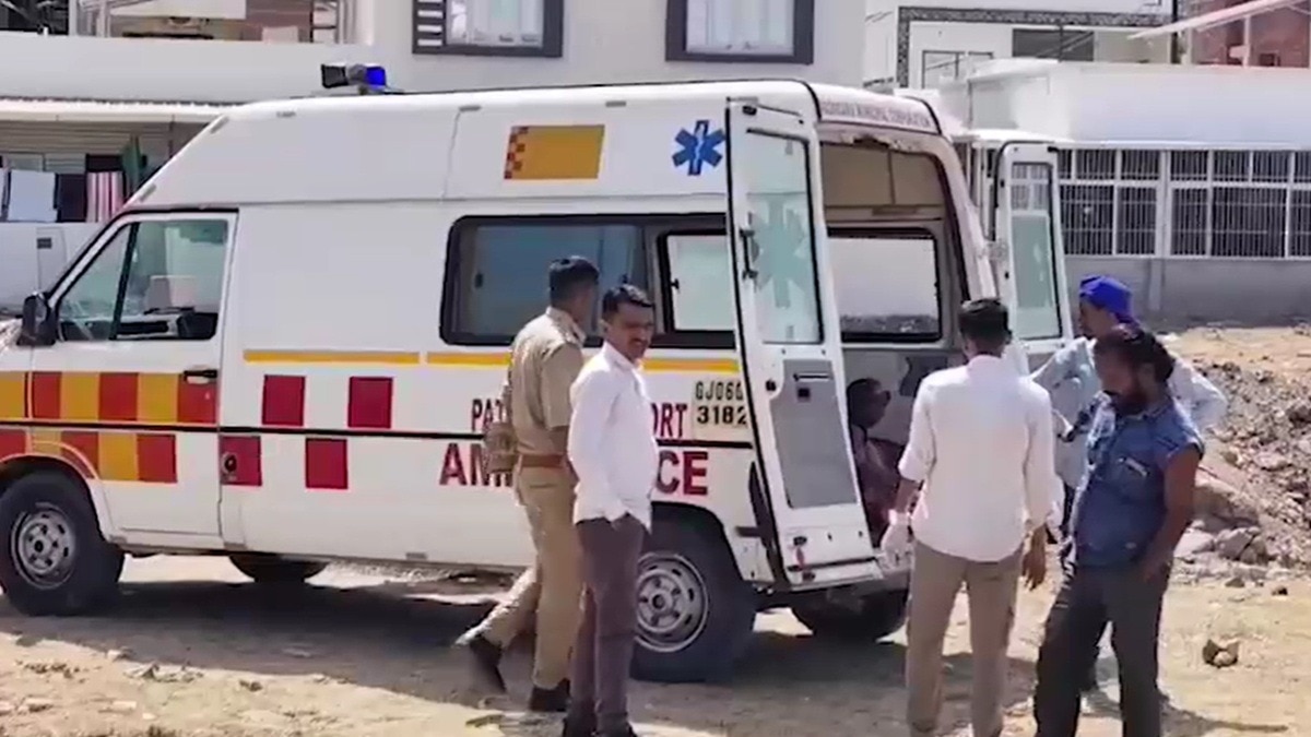 लाचार पत्नी ने घर के बाहर किया पति का अंतिम संस्कार. (Photo: Screengrabs)
