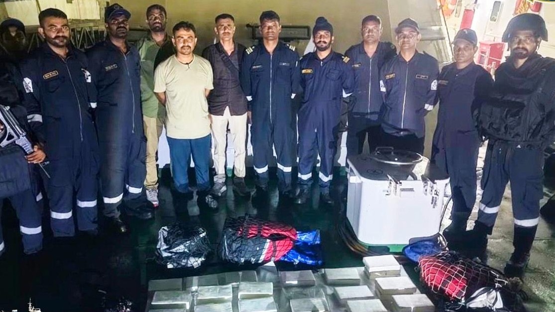 गुजरात में एटीएस और भारतीय कोस्ट गार्ड की बड़ी कार्रवाई. (Photo: Brijesh/Doshi)