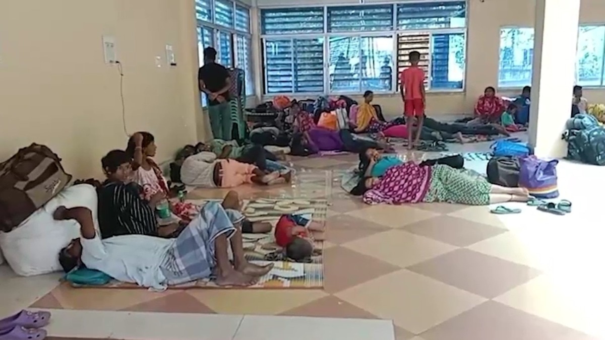 बंगाल के होल्डिंग सेंटर में मौजूद अवैध बांग्लादेशी. (photo: ITG)