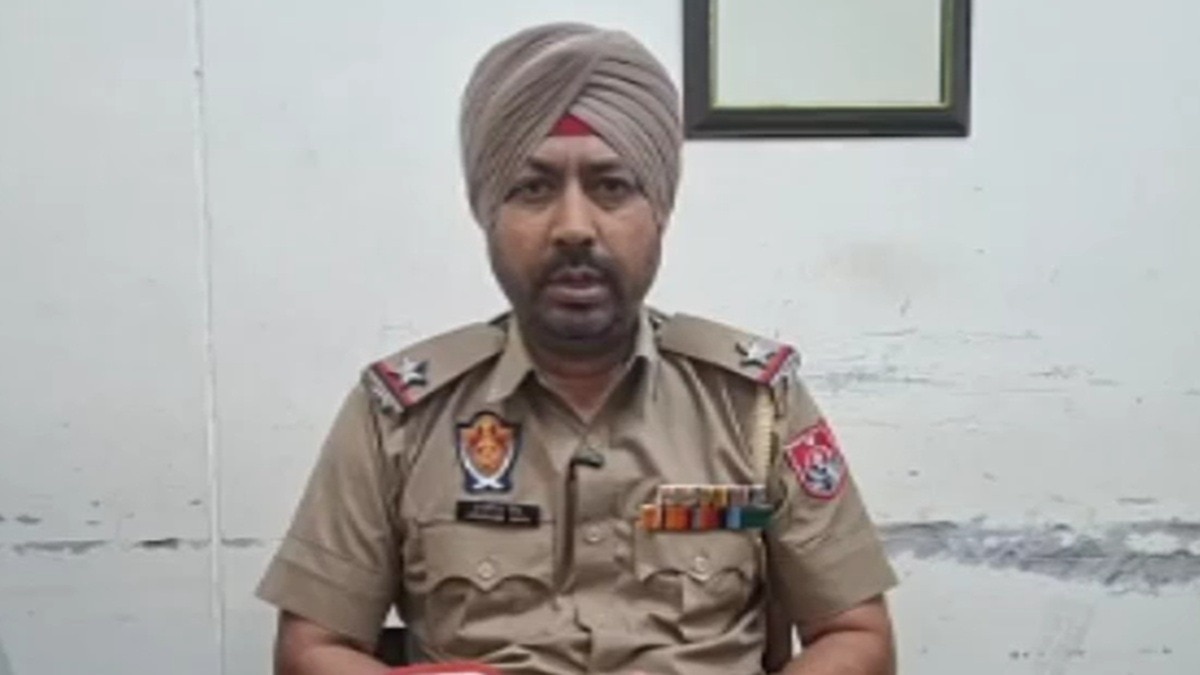 घटना के संबंध में जानकारी देते पुलिस अधिकारी गुरविंदर सिंह. (Photo: Screengrabs)