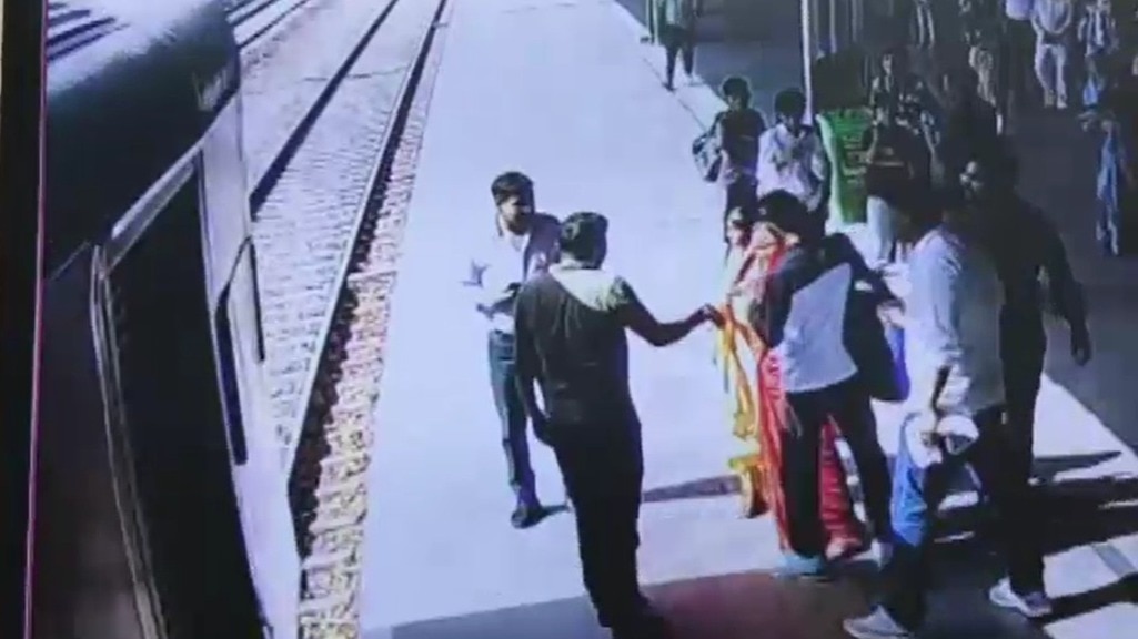 आरपीएफ जवान ने बचाई महिला की जान. (Photo: Screengrabs)