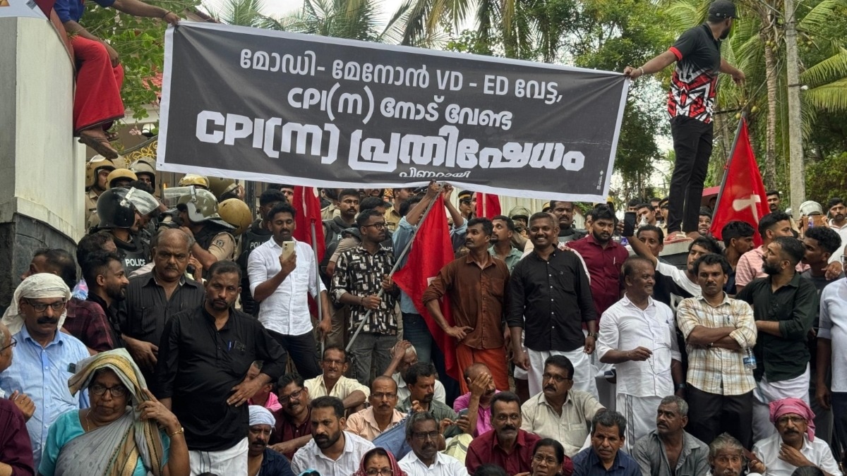 CPM समर्थकों ने पिनाराई विजयन के घर छापेमारी की कार्रवाई का विरोध किया है