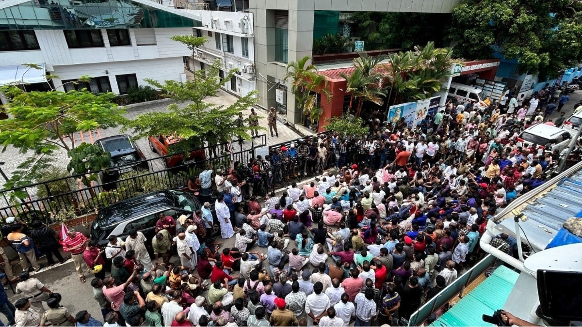 बुधवार को पिनरई विजयन के घर रेड डालने पहुंची ED की टीम पर लेफ्ट कार्यकर्ताओं ने हमला बोल दिया.