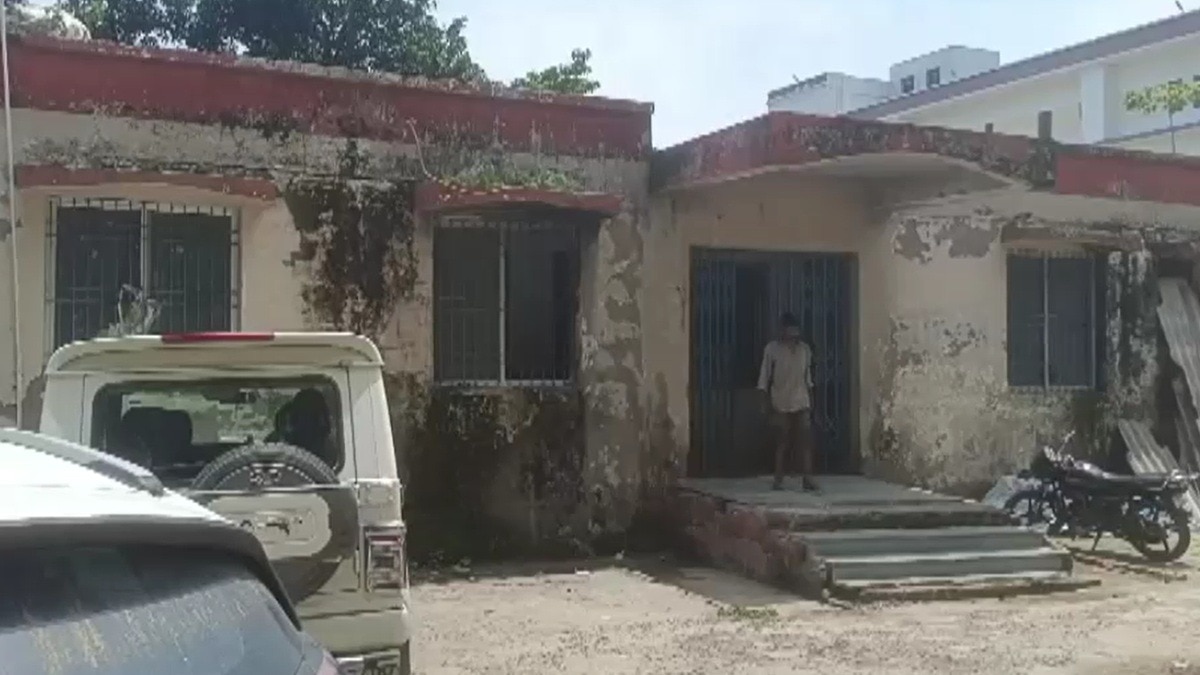 पोस्टमार्टम रूम में कुत्तों ने नोचा मानव विसरा. (Photo: Screengrab)