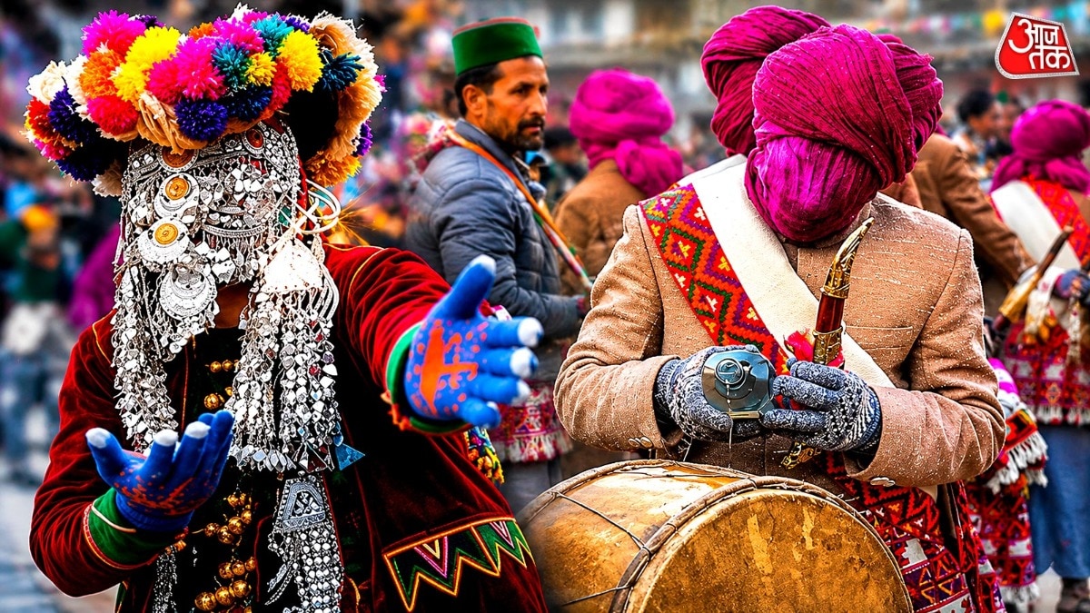 मुंह पर चांदी और लाल ऊनी वस्त्र का मुखौटा पहनकर डांस करते इन लोगों का वीडियो खूब वायरल हो रहा है.