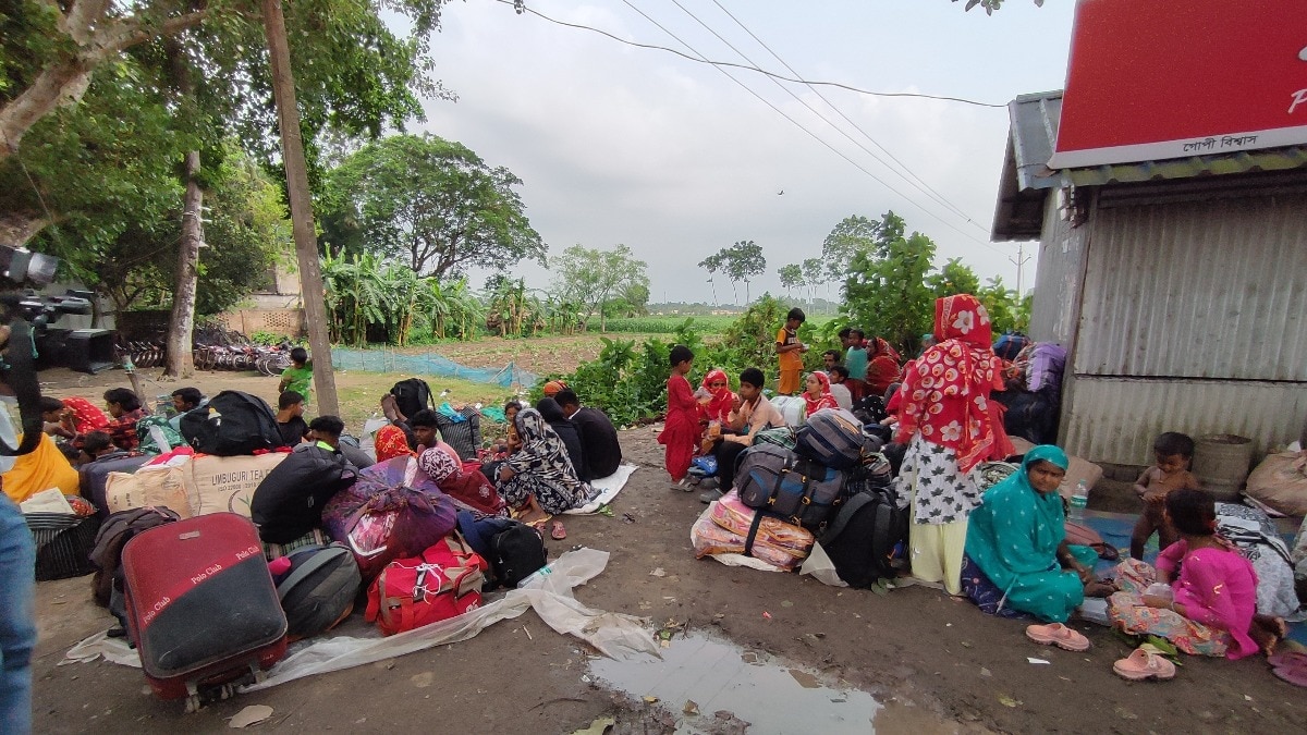 बंगाल में बड़ी संख्या में घुसपैठिए वापस बांग्लादेश जाने के लिए सीमा पर तैयार बैठे हैं. (File Photo: ITG)