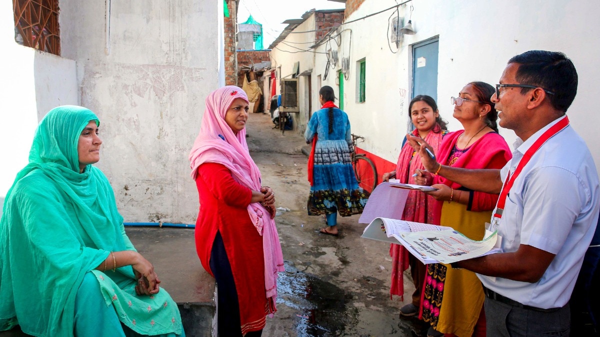 भीषण गर्मी में घर-घर पहुंचकर जनगणना कर रहे शिक्षक (Photo: PTI)