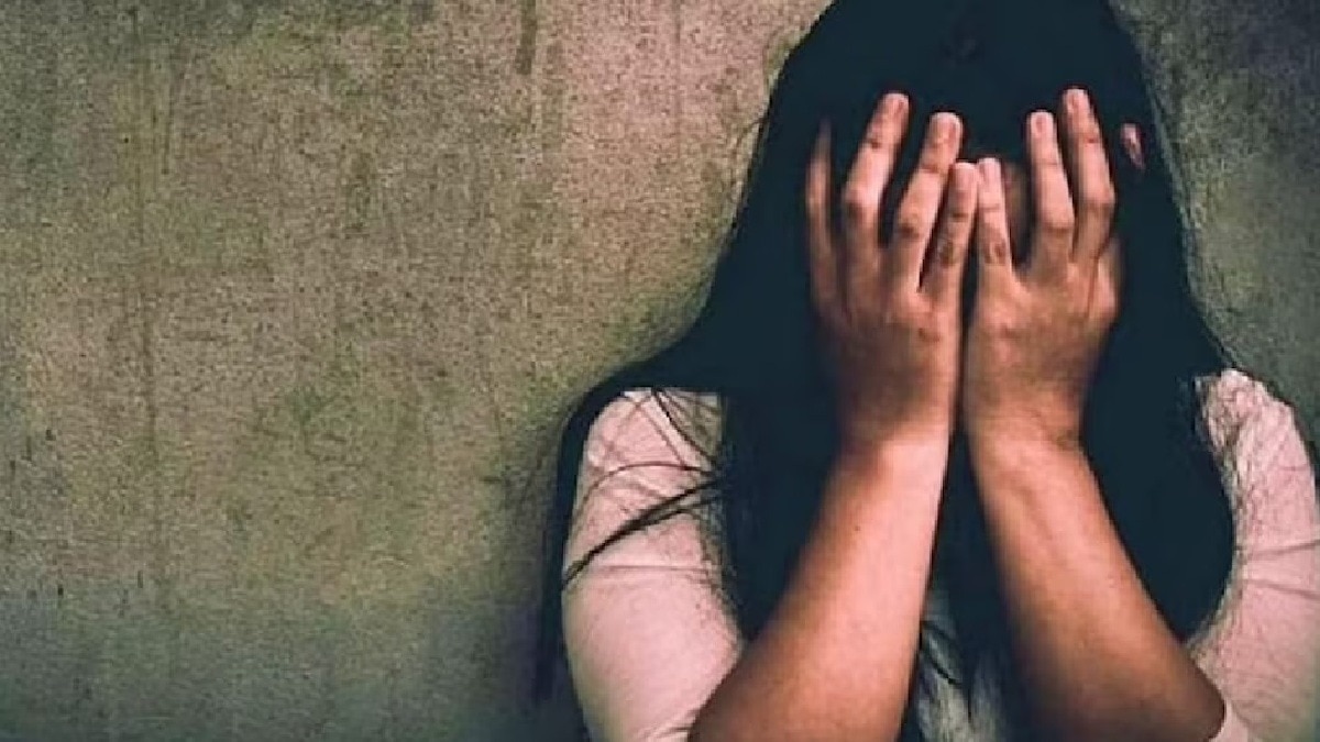 दोस्त के हाथ- पैर बांधे, फिर युवती से किया गैंगरेप (Photo: representational image)